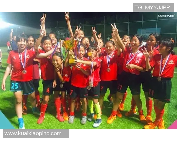 女生打足球的魅力与挑战探索女性在足球场上的成长与自信之路 女生打足球的魅力与挑战探索女性在足球场上的成长与自信之路